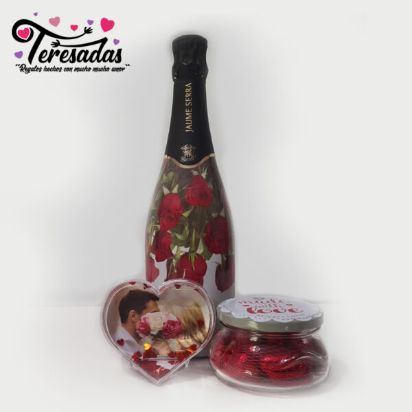 Regalo botella champagne Jaume Serra portafotos de corazón y bombones de corazones