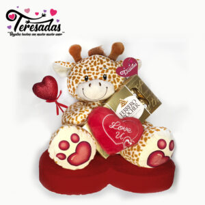 Peluche de tacto muy suave de 24cm, lleva corazón en el centro con bordado “I LOVE YOU”. Incluye corazón de purpurina, con caja de bombones “Ferrero Rocher”, sobre base de corcho rojo.
